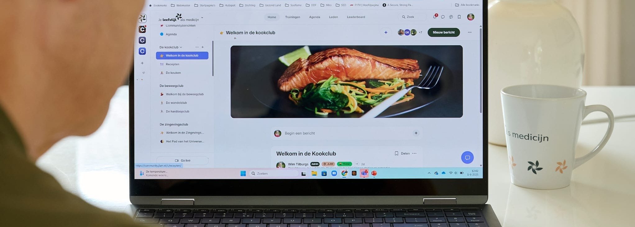 Een laptop met de Leefstijl Community open, naast een mok van Je Leefstijl Als Medicijn